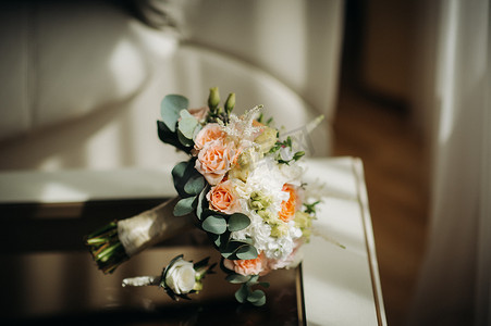 带玫瑰和胸花的婚礼花束。婚礼上的装饰