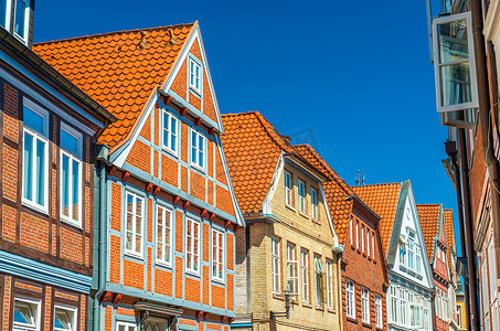 德国施塔德的一条街道，德国传统建筑，半木结构的房屋，红瓦