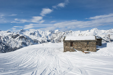 雪中小屋摄影照片_雪中​​孤立的山间小屋