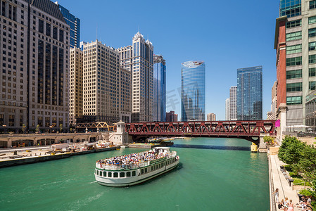 芝加哥河和芝加哥市中心的天际线芝加哥、河流、湖泊、密歇根州、城市、密西西比州、伟大、船、游轮、旅行、商业、天际线、人、建筑、旅游、地标、大道、建筑、城市、蓝色、天空、水、