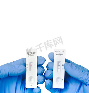 医生将快速抗原检测试剂盒中的胶带与 covid-19 结果进行比较，白色背景上的垂直复制空间