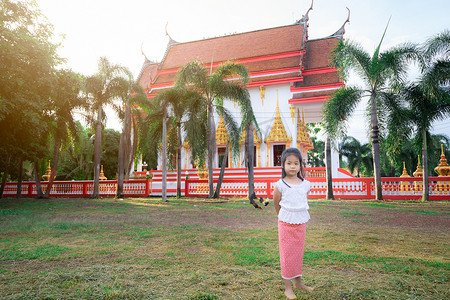 儿童服饰样机摄影照片_穿着泰国时期服饰的快乐亚洲小女孩站在 tem 上