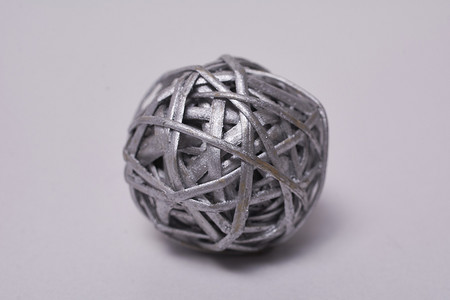 稻草涂银制成的球的微距摄影