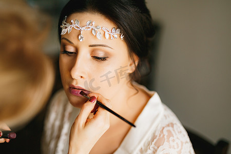 化妆师在酒店房间为新娘化妆，准备婚礼，特写