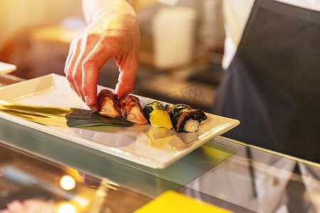 供应传统日本寿司的厨师