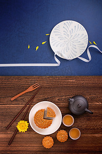 创意月饼月饼设计灵感，在中秋节享受月亮，木桌上的糕点和茶概念，顶视图，平躺