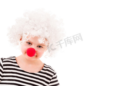 白色卷曲小丑假发和红鼻子的小女孩