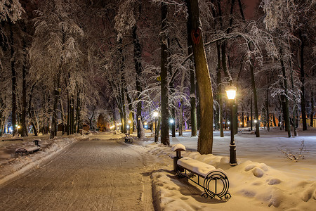 冬天下雪场景摄影照片_冬天的夜晚在城市里散步。