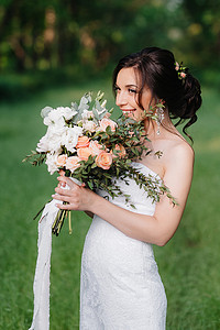新娘穿着白色的裙子，拿着一大束春天的花束