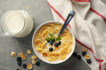 灰色标签上含麦片、牛奶和蓝莓的早餐概念