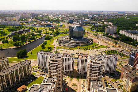 国家图书馆的顶视图和明斯克公园的新社区 白俄罗斯，公共建筑