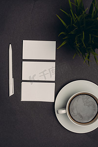 公司财务模板摄影照片_黑桌和办公室财务上的白色名片