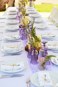 为婚礼或其他宴会活动准备的餐桌。