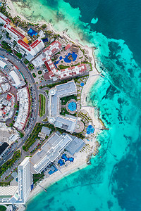 墨西哥坎昆海滩和城市酒店区的空中俯视图。