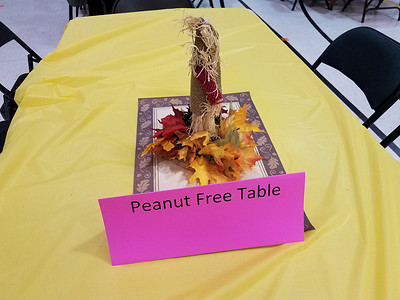 黄色桌子上有叶子的无花生桌粉色标志