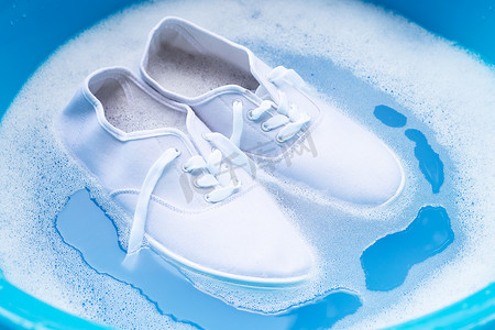 洗鞋子摄影照片_洗鞋前先将鞋子浸湿。