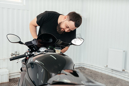 bmw摩托车摄影照片_清洁 BMW 黑色运动摩托车的人。