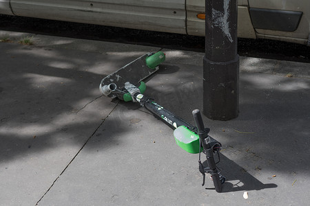 法国巴黎人非生态生活方式：短期使用对象：法国巴黎路上损坏的电动滑板车
