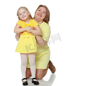妈妈和小女儿加上模特的大小，轻轻地拥抱
