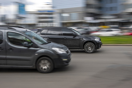 5月4日摄影照片_乌克兰，基辅 — 2021年4月26日：黑色宝马X5汽车在街上行驶。