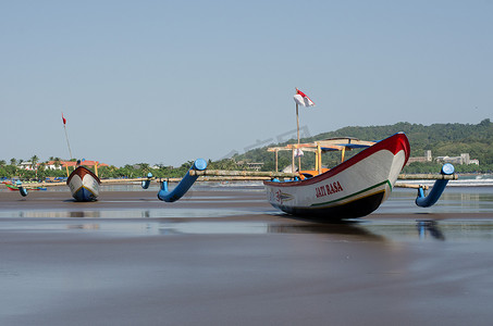 Pangandaran 冲浪海滩退潮时的渔夫支腿船
