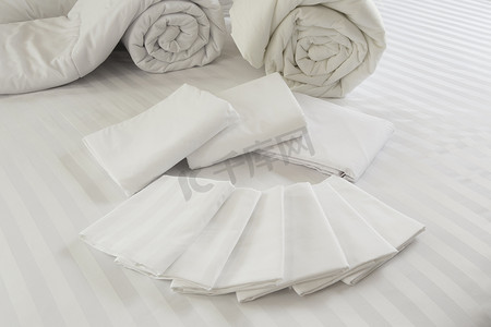 白色床上的白色枕套