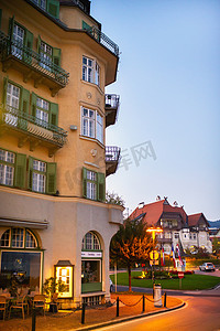 旅游局摄影照片_2018 年 10 月 14 日。奥地利 Velden am Worther See。City street with houses in Velden am Worther See