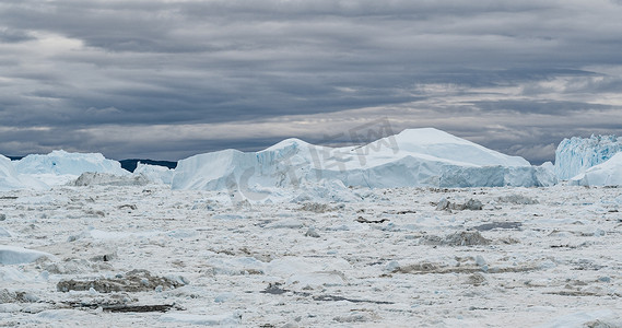 冰山无人机航拍图像 — 格陵兰迪斯科湾的巨型冰山