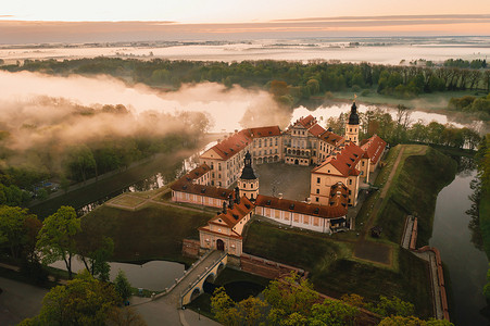 家族旅行摄影照片_涅斯维日城堡是白俄罗斯涅斯维日 Radziwill 家族的住宅城堡，黎明时分从上面可以欣赏到美丽的景色