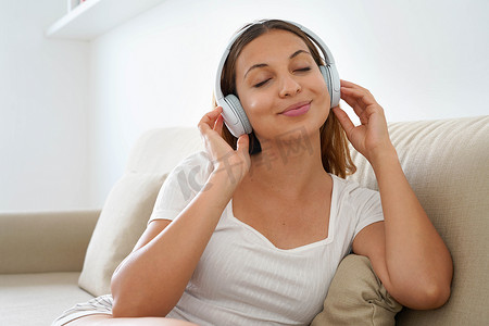 巴西青少年在家里用无线耳机放松和听音乐