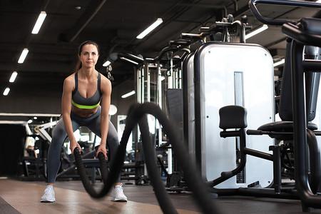 在健身房进行力量训练时，适合使用战绳的女性。