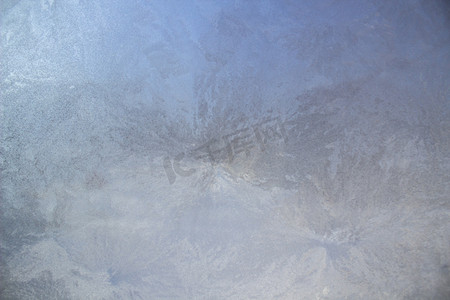 冬季严重霜冻期间，玻璃被冰覆盖