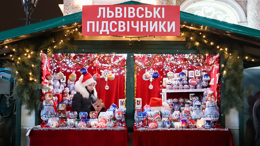 乌克兰利沃夫 — 2019年1月18日：利沃夫圣诞市场街头柜台上出售手绘玻璃烛台。