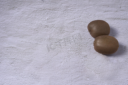 保健石摄影照片_石地板上的三只猕猴桃