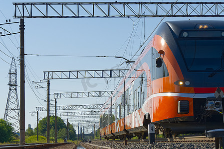 城际列车摄影照片_爱沙尼亚拉格迪 - 2020年6月22日：爱沙尼亚快速轻型城际和区域列车，生态国内客运 - Stadler FLIRT，作者：Elron。