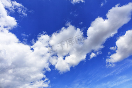 美丽奋斗摄影照片_白云在对角特写上美丽地划分了蓝天。