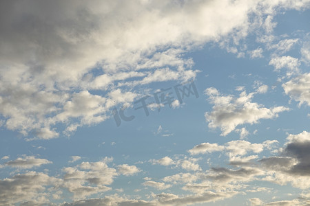 天猫时尚风摄影照片_天空中有一群云