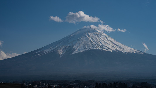 富士山顶的特写，山顶有积雪，与 co
