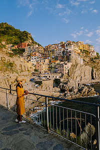 色彩缤纷夏日摄影照片_意大利马纳罗拉村、意大利五渔村公园夏日的色彩、意大利色彩缤纷的海岸马纳罗拉五渔村意大利