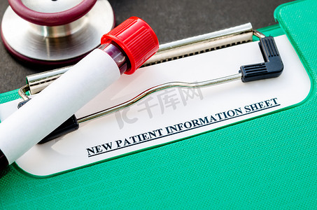 试管中的血液样本用于测试和新患者信息表。