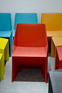 塑料椅子有红、蓝、橙三种颜色