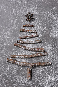 圣诞树形状由树枝制成，撒上面粉