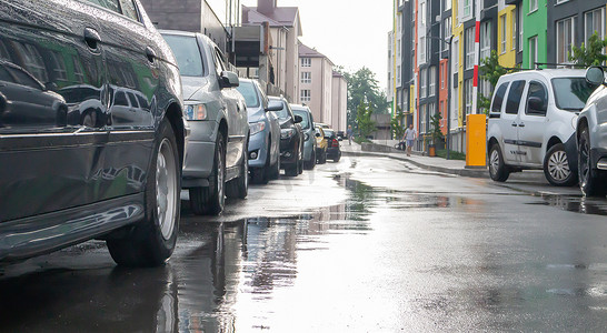 在雨天没有人停着车的城市街道。