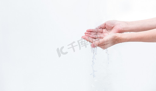 女人用水隔离在白色背景上洗手。