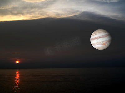 海面上的日落和太空中的木星背景