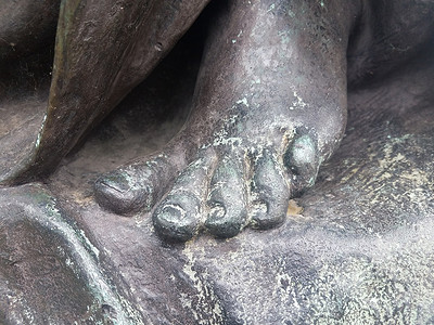 金属雕像上磨损或风化的脚