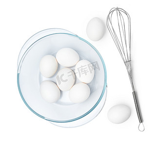 新鲜鸡蛋与孤立在白色背景上的打蛋器