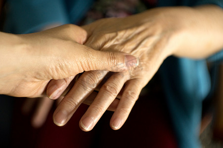 金森边框摄影照片_患有阿尔茨海默症的老年妇女的手