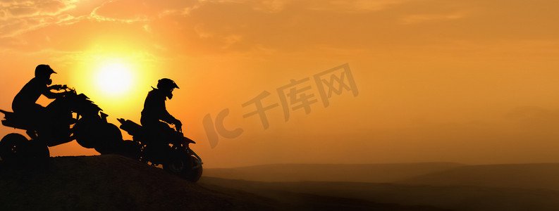 剪影 ATV 或四轮摩托车在日落时跳跃。