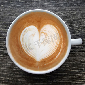 拿牛奶摄影照片_一杯拿铁艺术咖啡的顶视图。